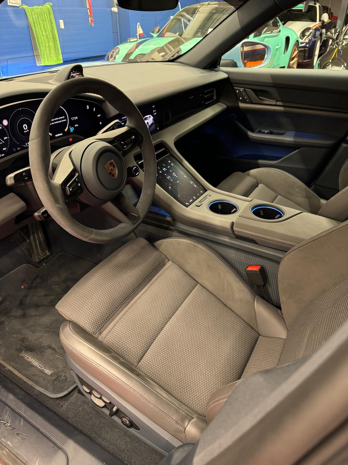 PORSCHE TAYCAN