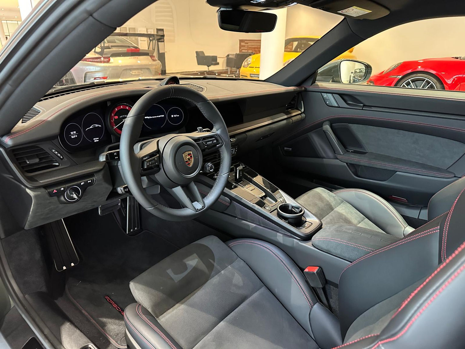 PORSCHE 911 Carrera 4 GTS