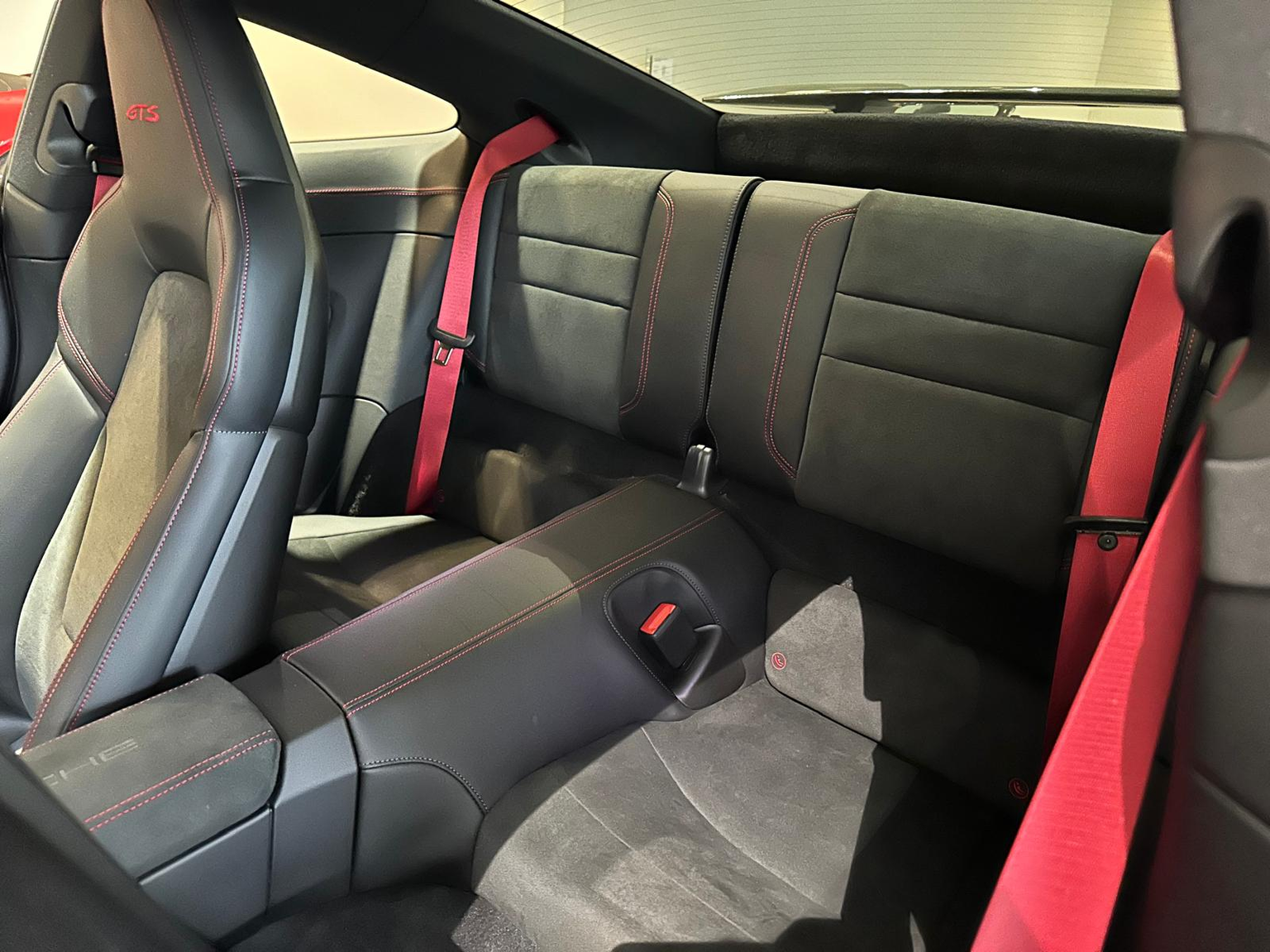 PORSCHE 911 Carrera 4 GTS