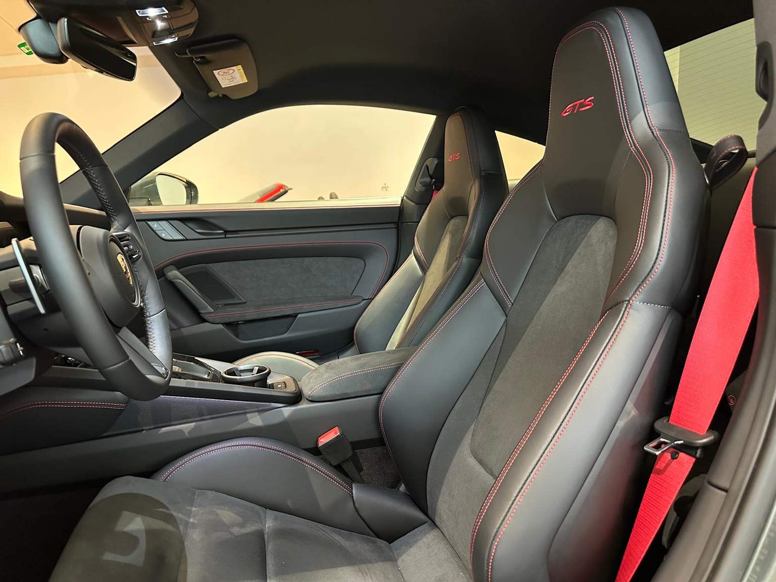 PORSCHE 911 Carrera 4 GTS