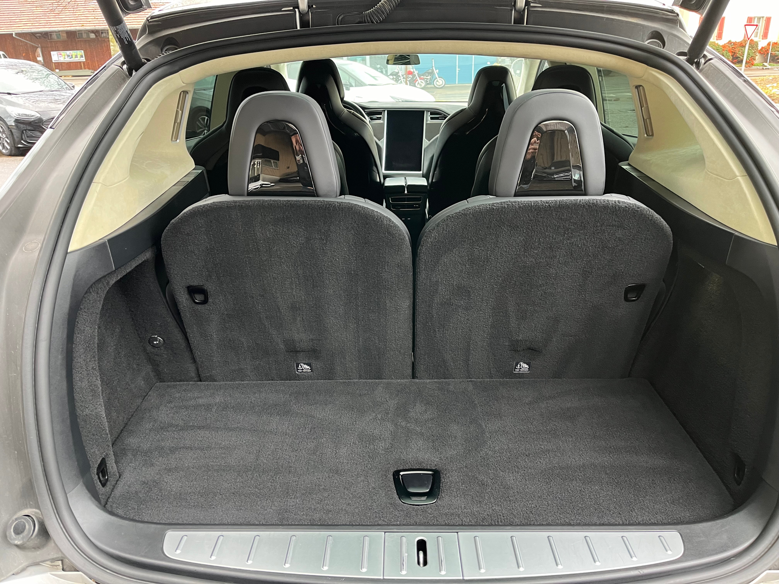 TESLA Model X 90 D Performance