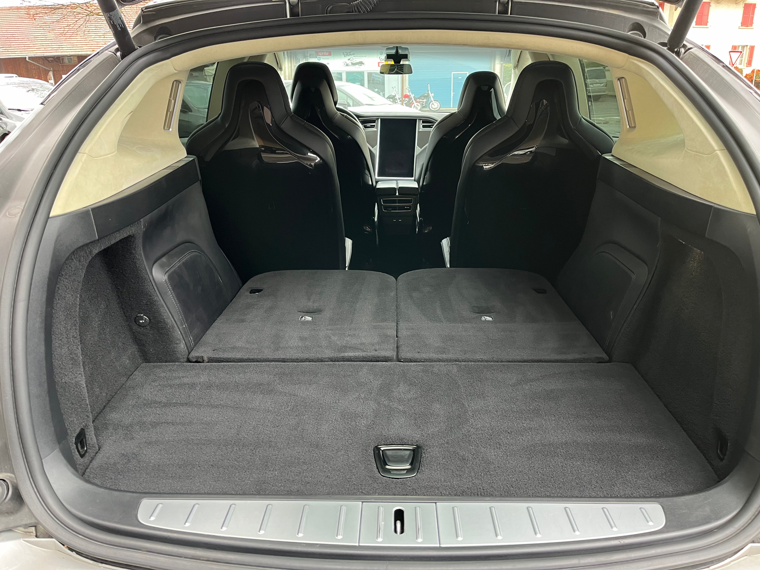 TESLA Model X 90 D Performance