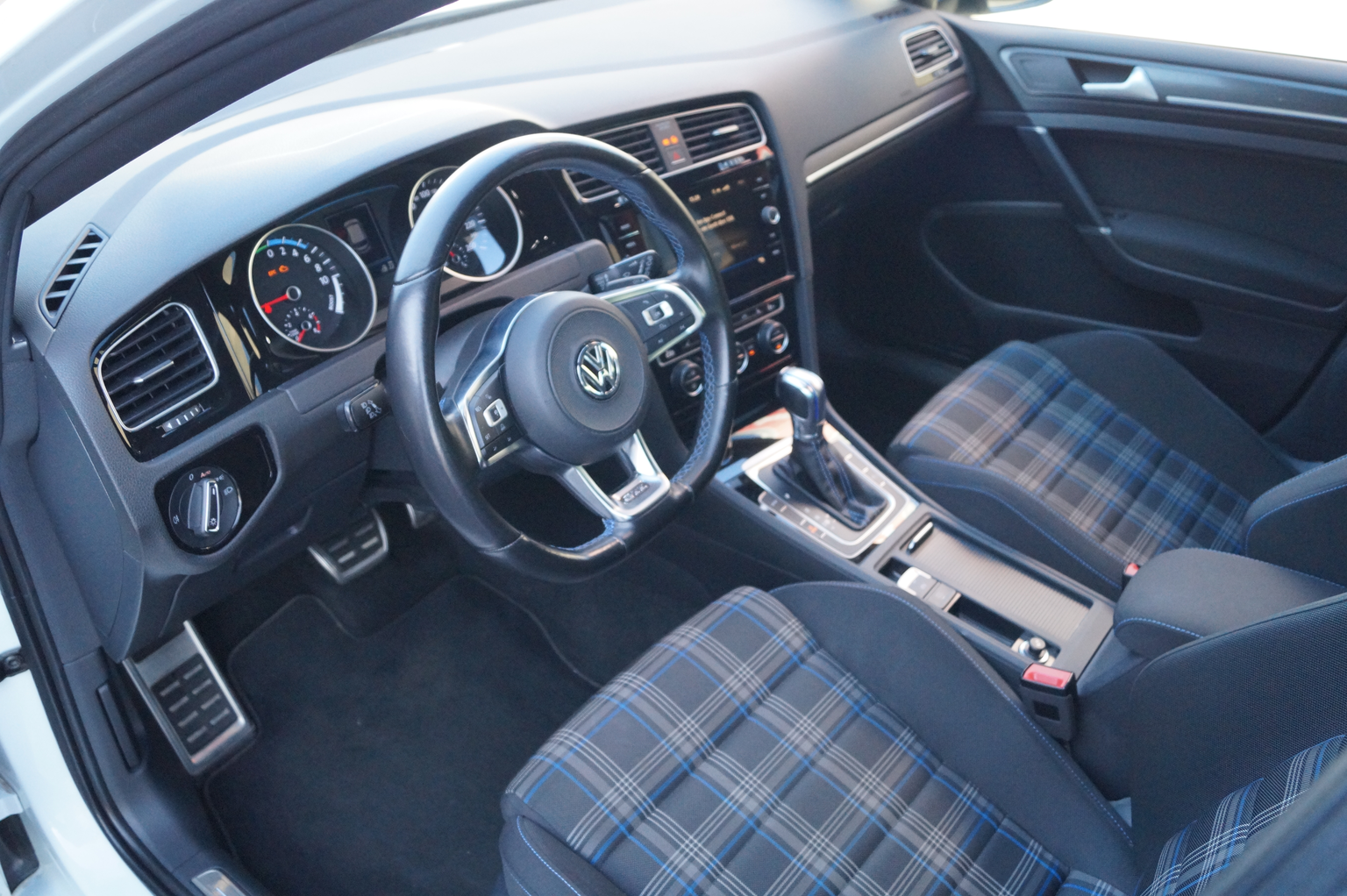 VW Golf VII GTE DSG PHEV • Standheizung • ACC • Navi