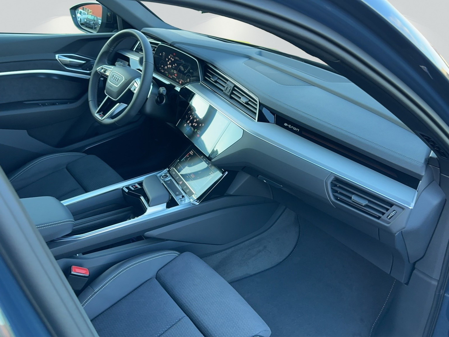 AUDI Q8 50 e-tron S line quattro