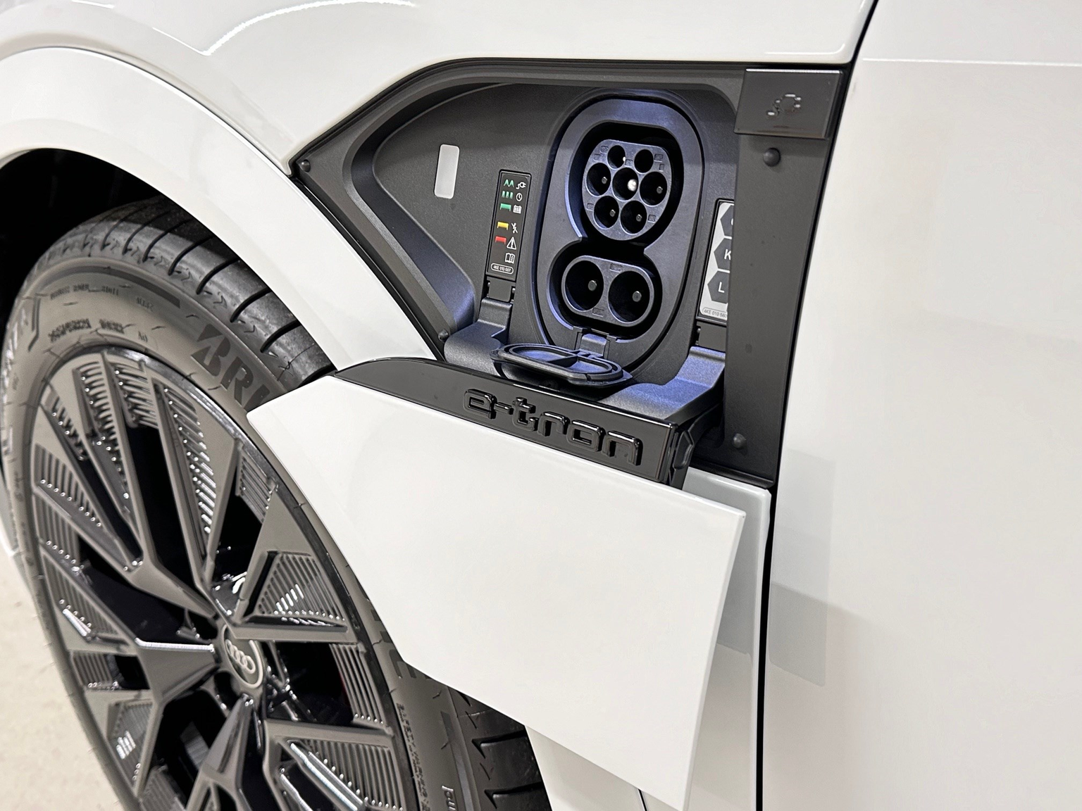 AUDI Q8 50 e-tron Black Edition quattro