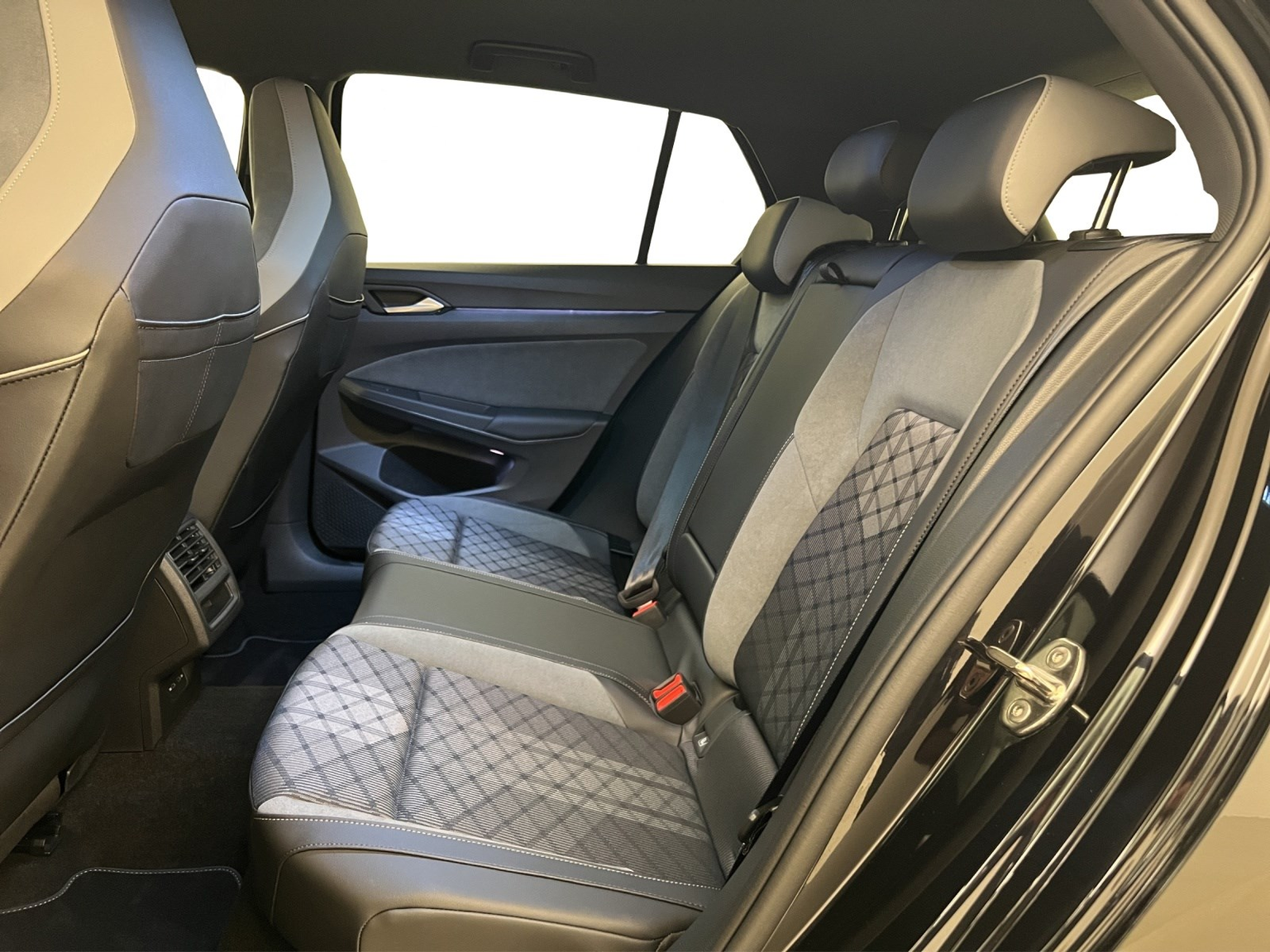 VW Golf 8 2.0 TDI R-Line DSG