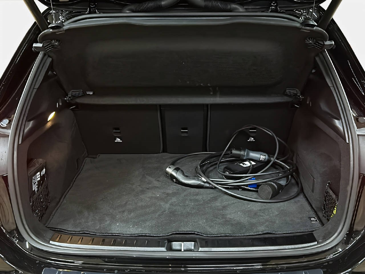 MERCEDES-BENZ EQA 300 Swiss Star AMG Line 4matic