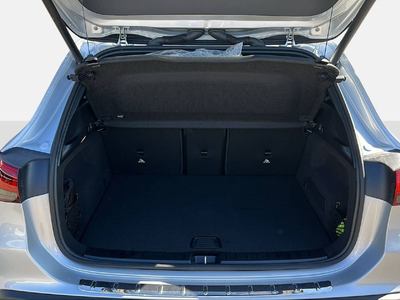MERCEDES-BENZ EQA 300 AMG Line 4m