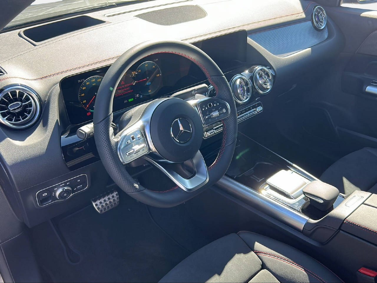 MERCEDES-BENZ EQA 300 Swiss Star AMG Line 4matic