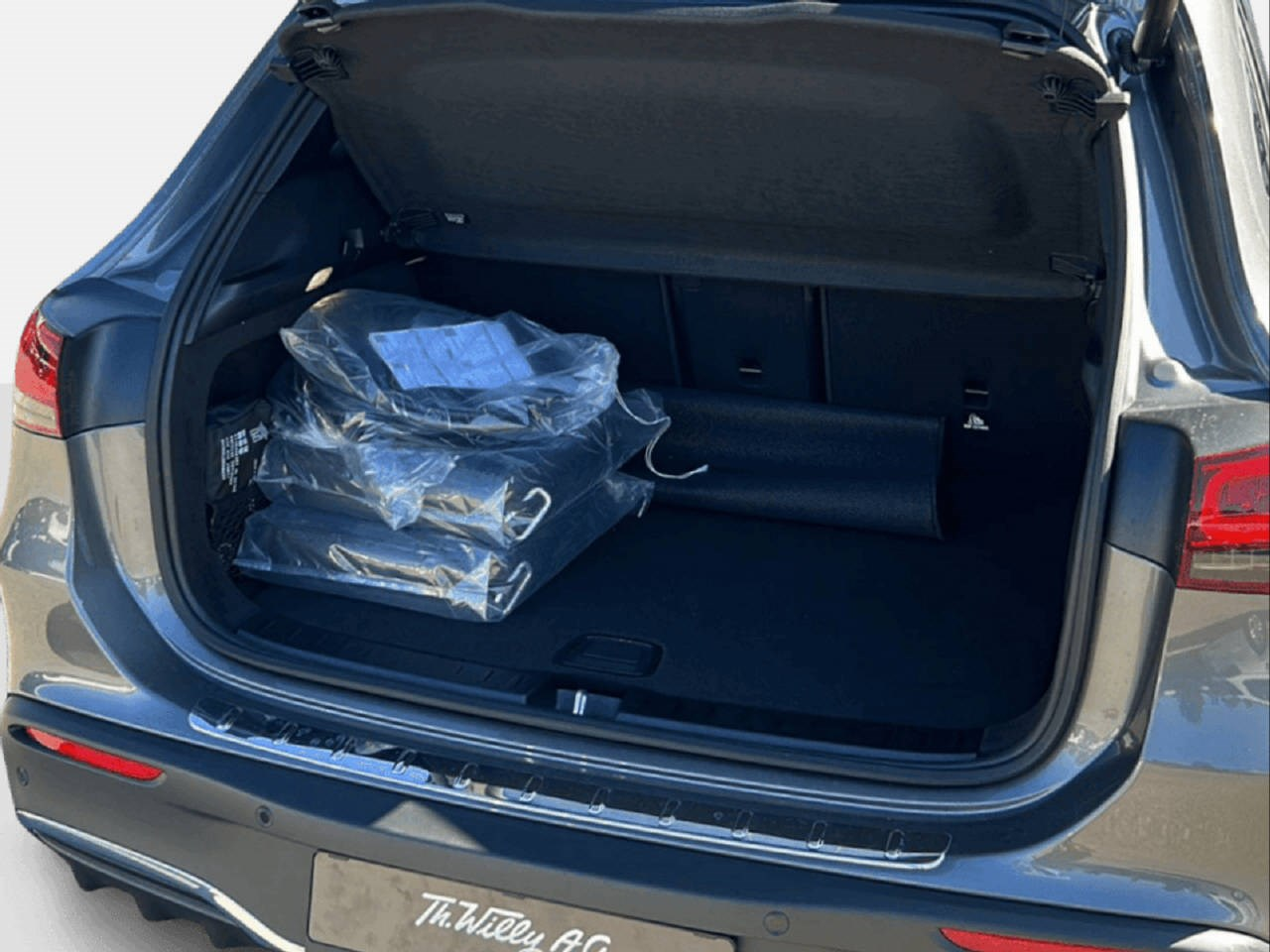 MERCEDES-BENZ EQA 300 Swiss Star AMG Line 4matic