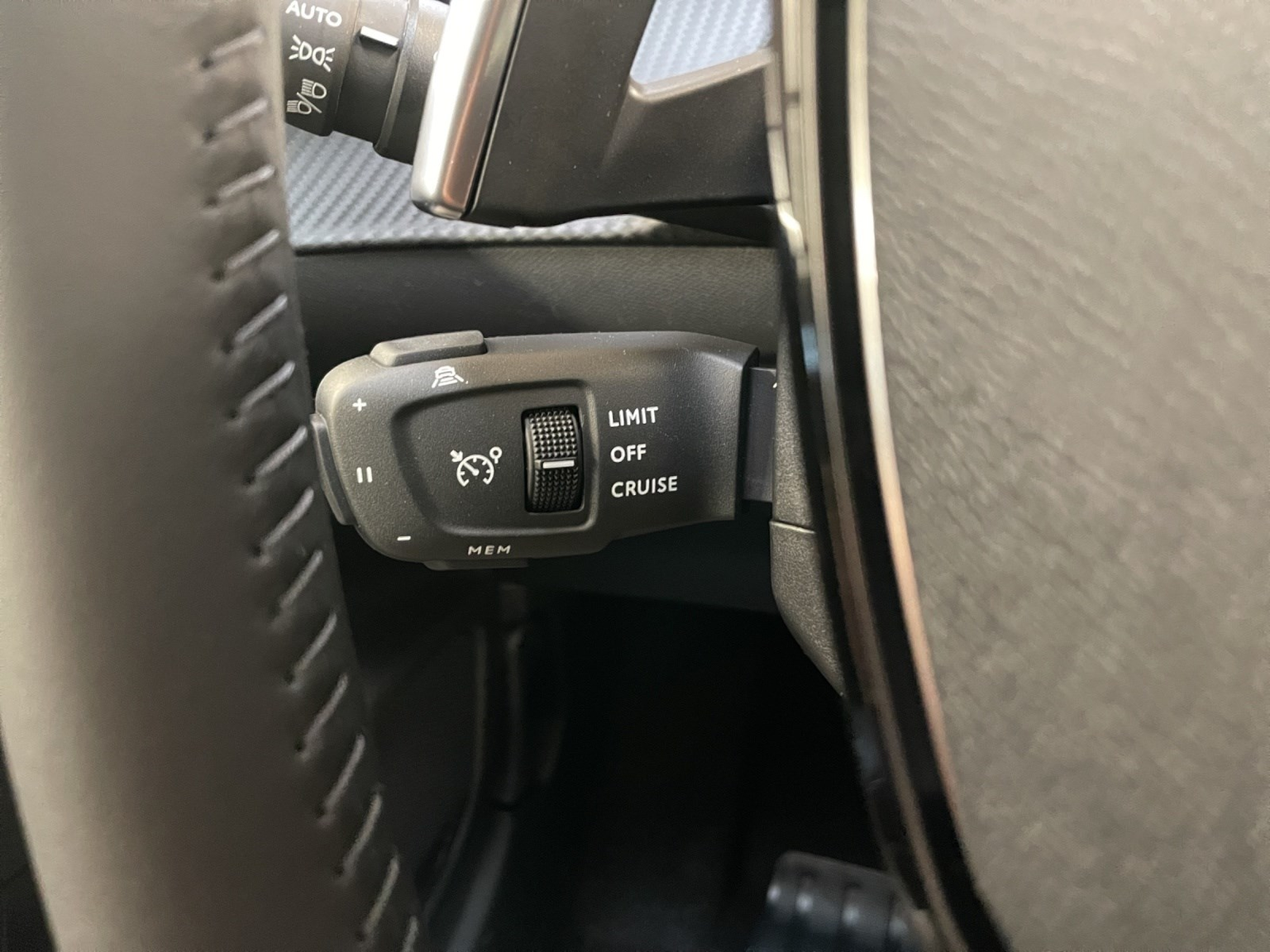 PEUGEOT 208 1.2 Hybrid Allure Premium