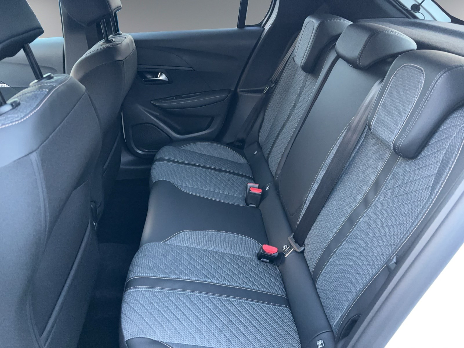 PEUGEOT 208 1.2 Hybrid Allure Premium