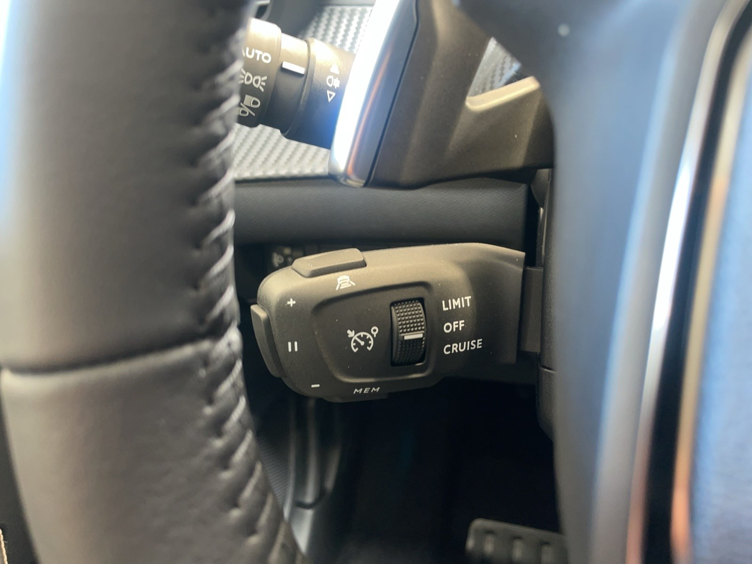 PEUGEOT 208 1.2 Hybrid Allure Premium