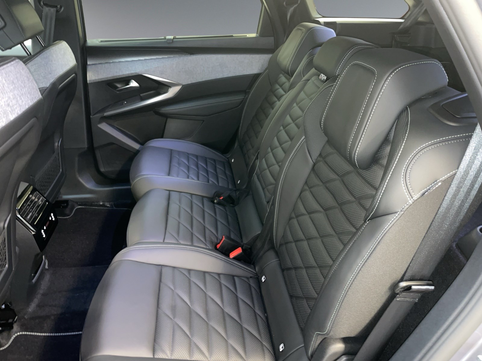 PEUGEOT 5008 1.2 Hybrid GT