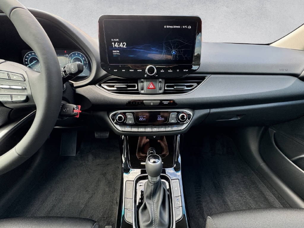 HYUNDAI i30 1.5 T-GDi Amplia DCT