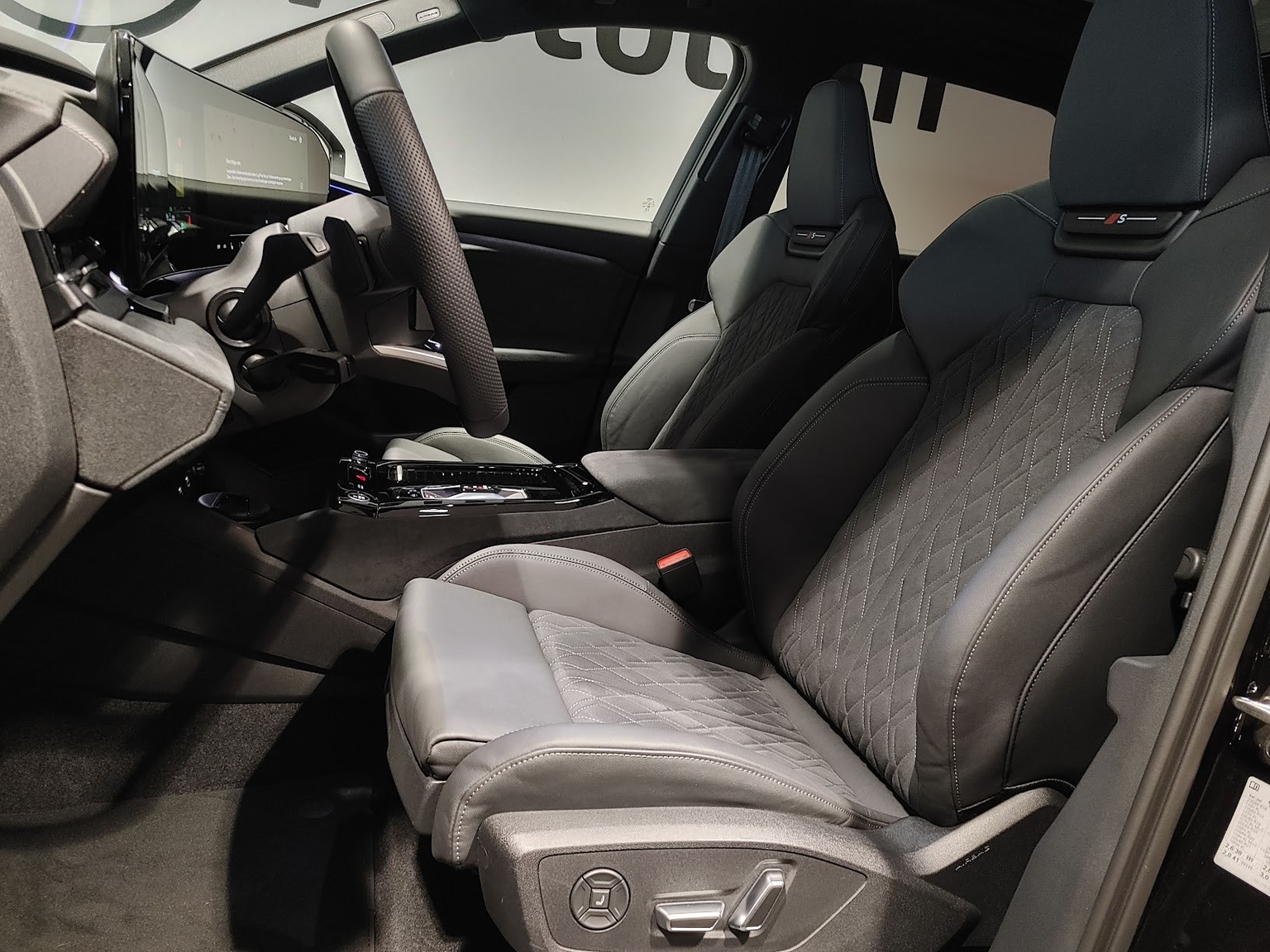 AUDI Q6 e-tron quattro