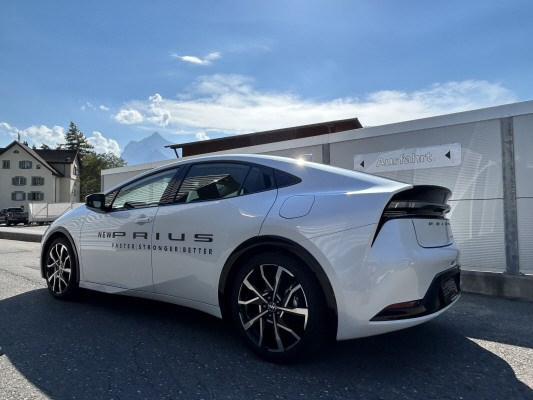TOYOTA Prius 2.0 VVT-i PiH Style