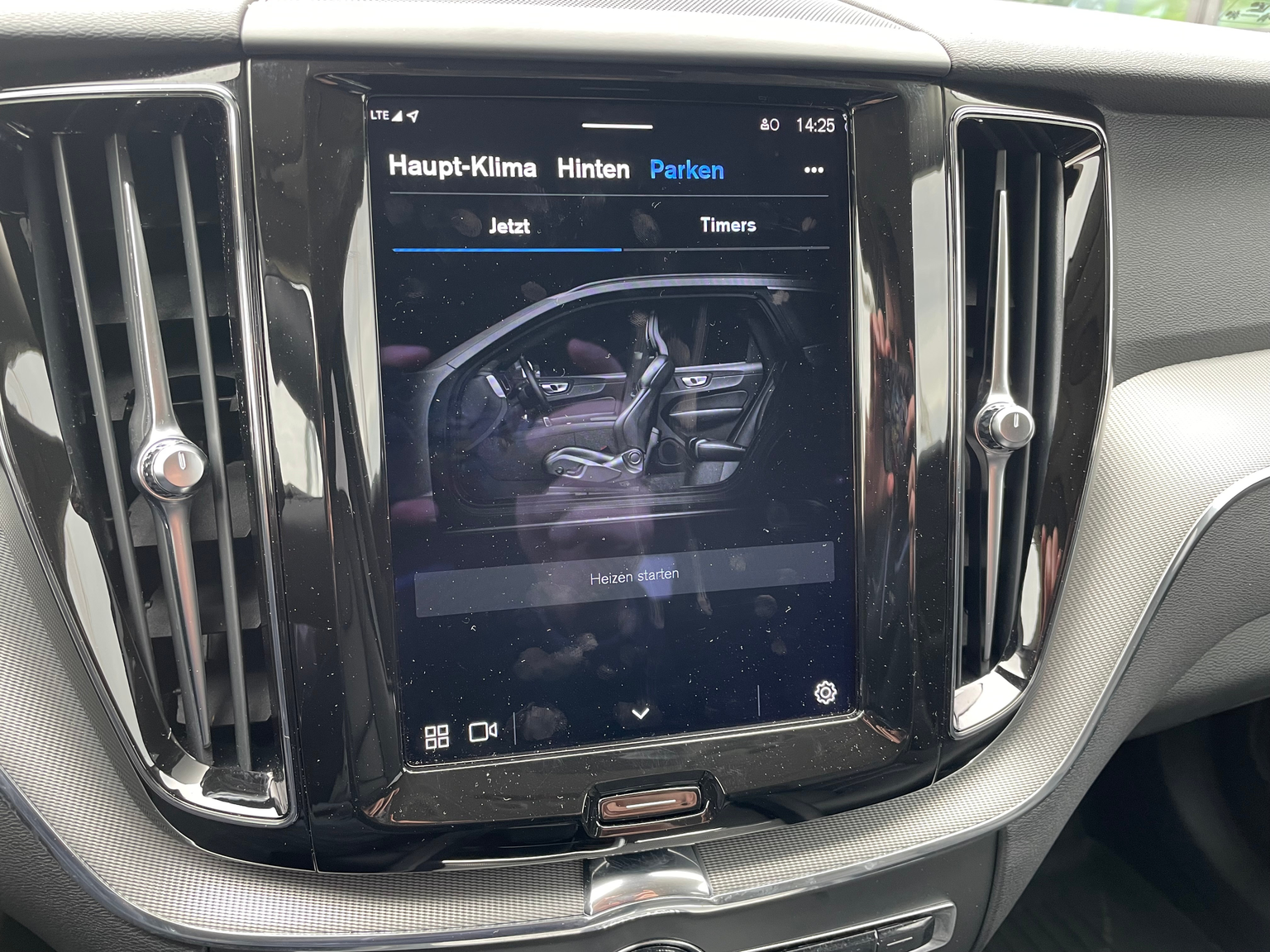 VOLVO XC60 B4 D Plus Dark