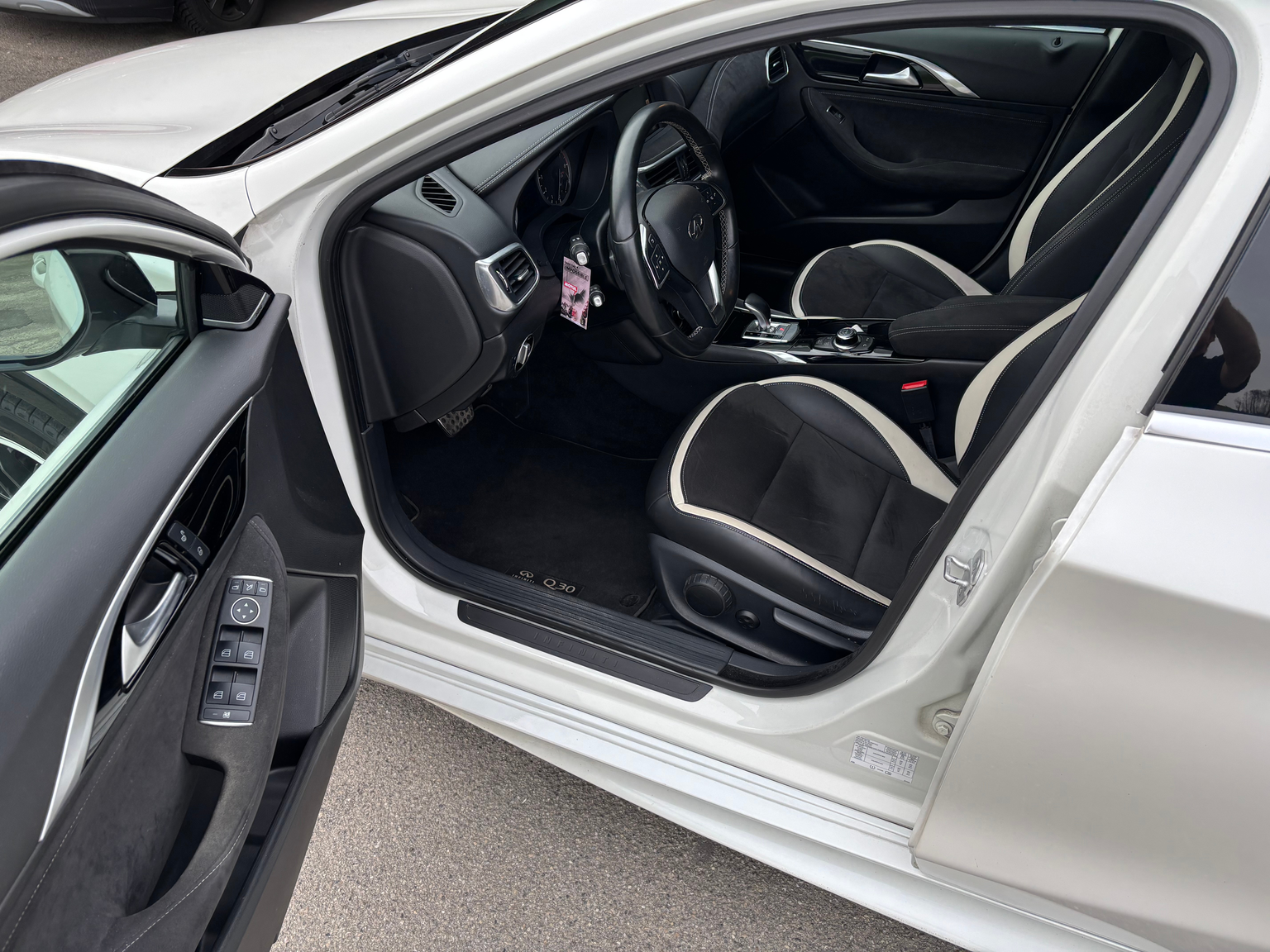 INFINITI Q30 2.0t Sport AWD DCT