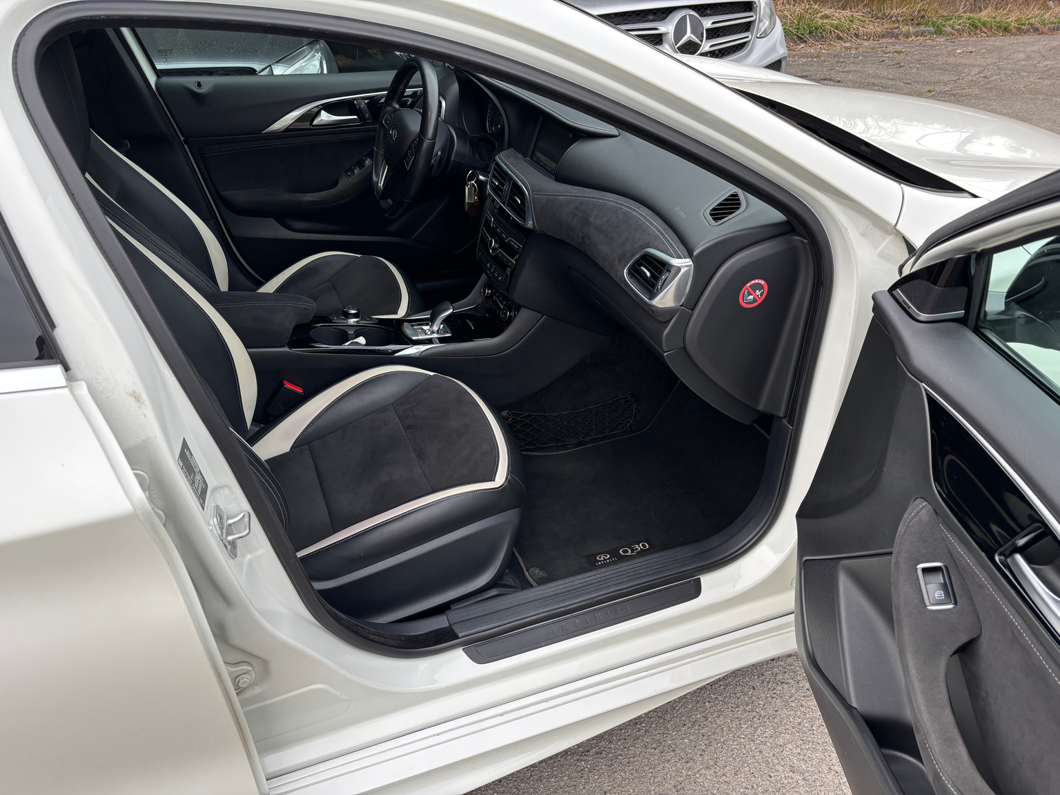 INFINITI Q30 2.0t Sport AWD DCT