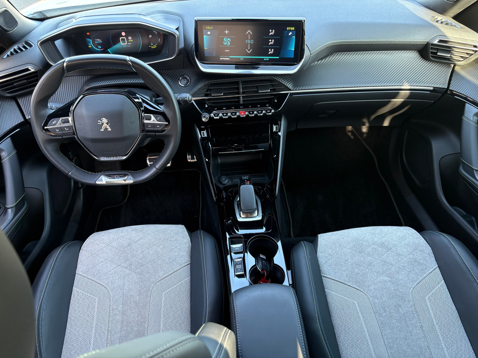 PEUGEOT 2008 e-GT