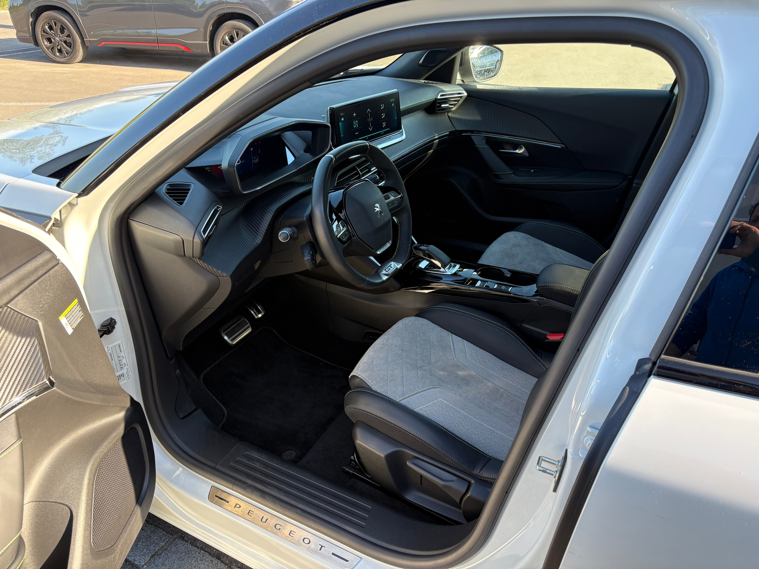PEUGEOT 2008 e-GT