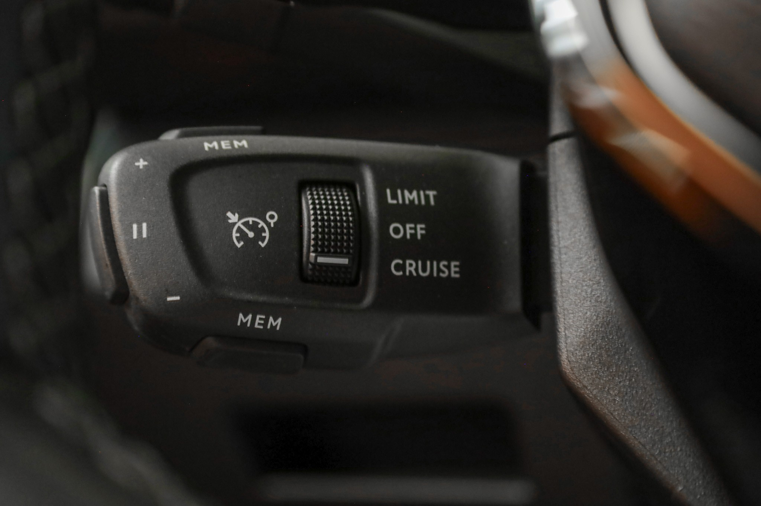 PEUGEOT 5008 1.5 BlueHDi Allure Pack EAT8 7 places