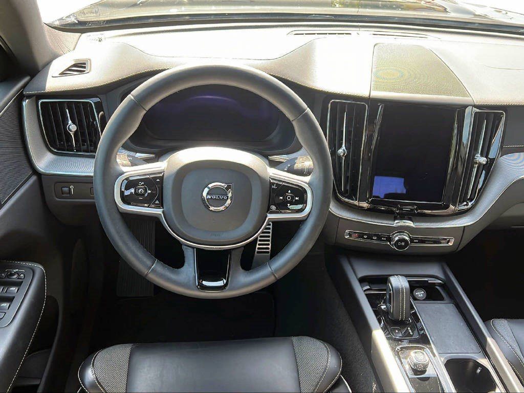 VOLVO XC60 2.0 B5 MH R-Design AWD