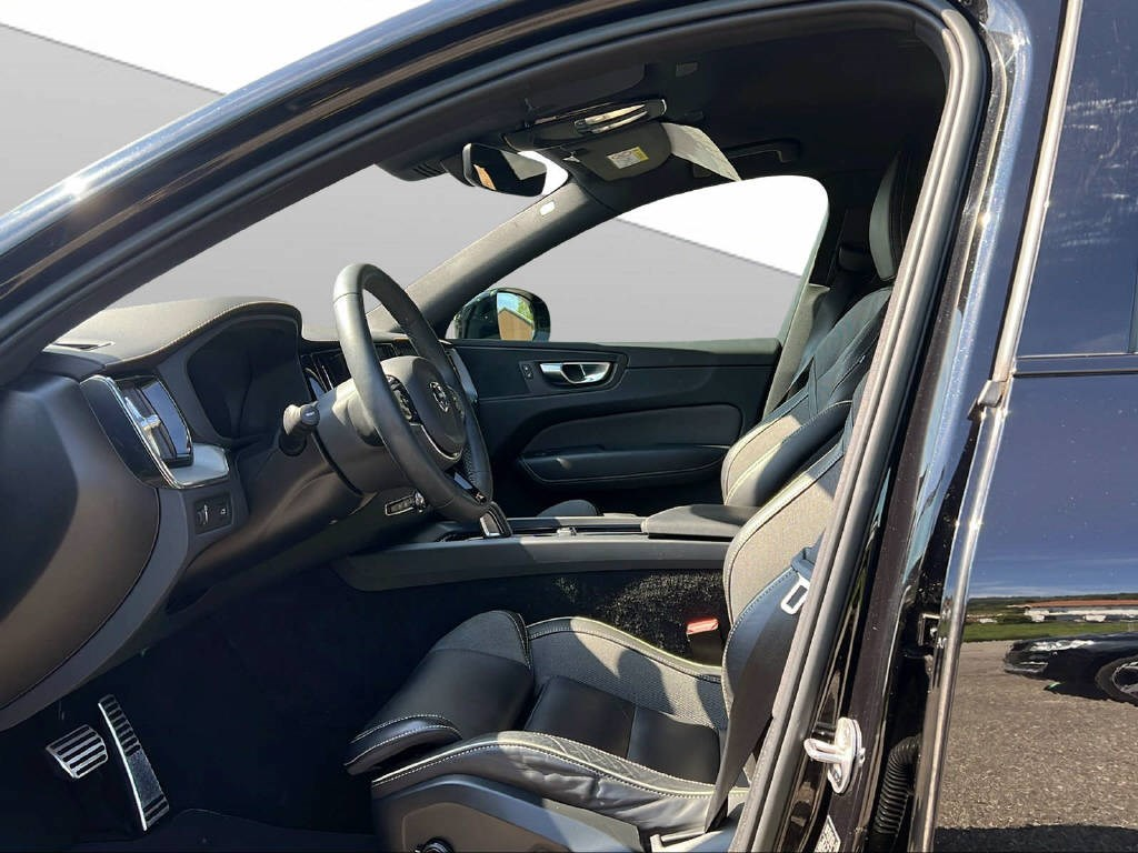 VOLVO XC60 2.0 B5 MH R-Design AWD