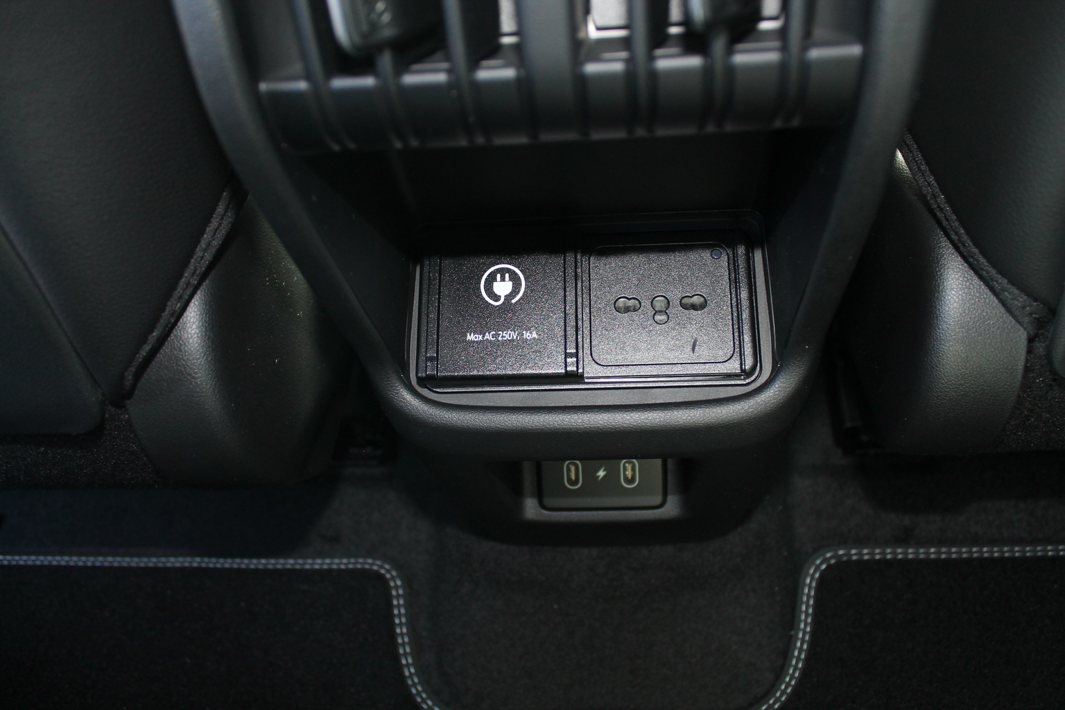 HYUNDAI Kona EV 65.4 kWh Amplia