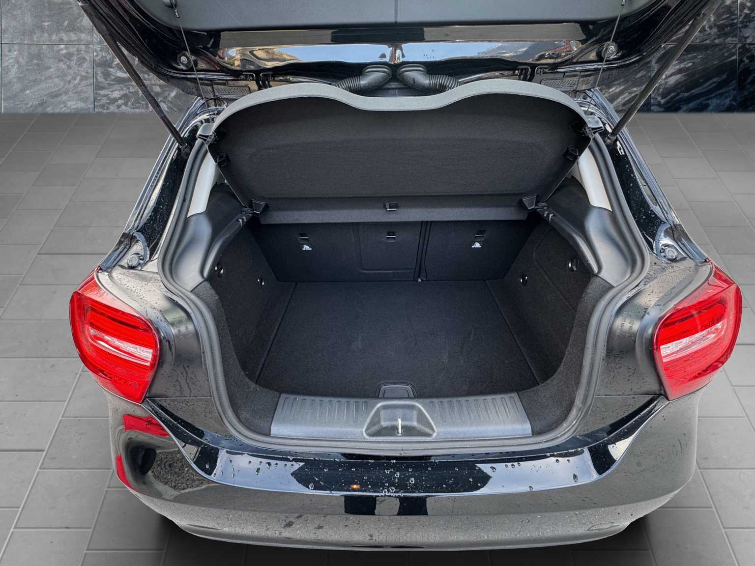 MERCEDES-BENZ A 250 AMG Line