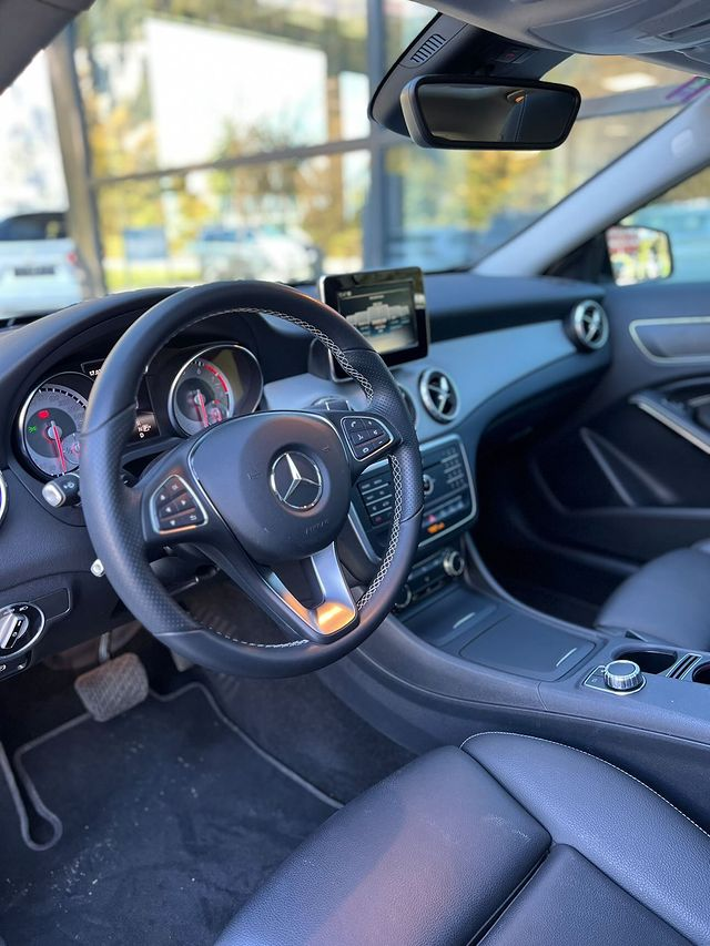 MERCEDES-BENZ GLA 200