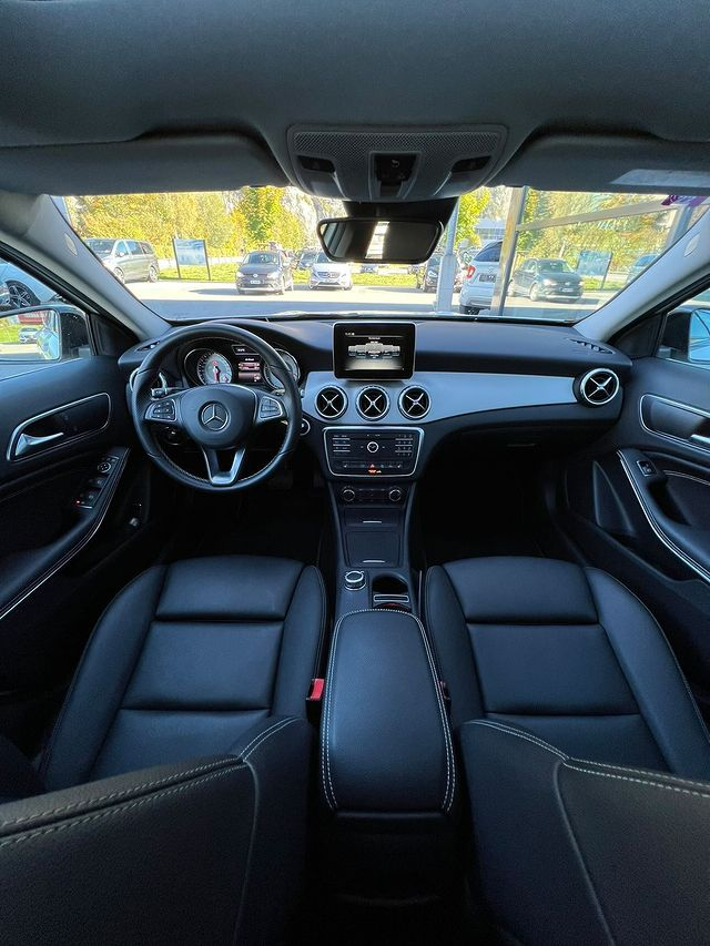 MERCEDES-BENZ GLA 200