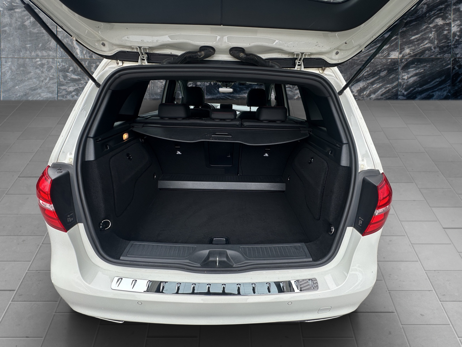 MERCEDES-BENZ B 250 AMG Line