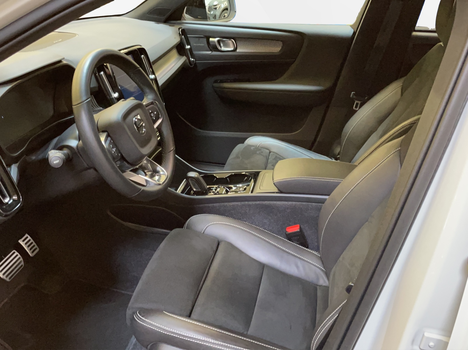 VOLVO XC40 2.0 B5 MH R-Design AWD