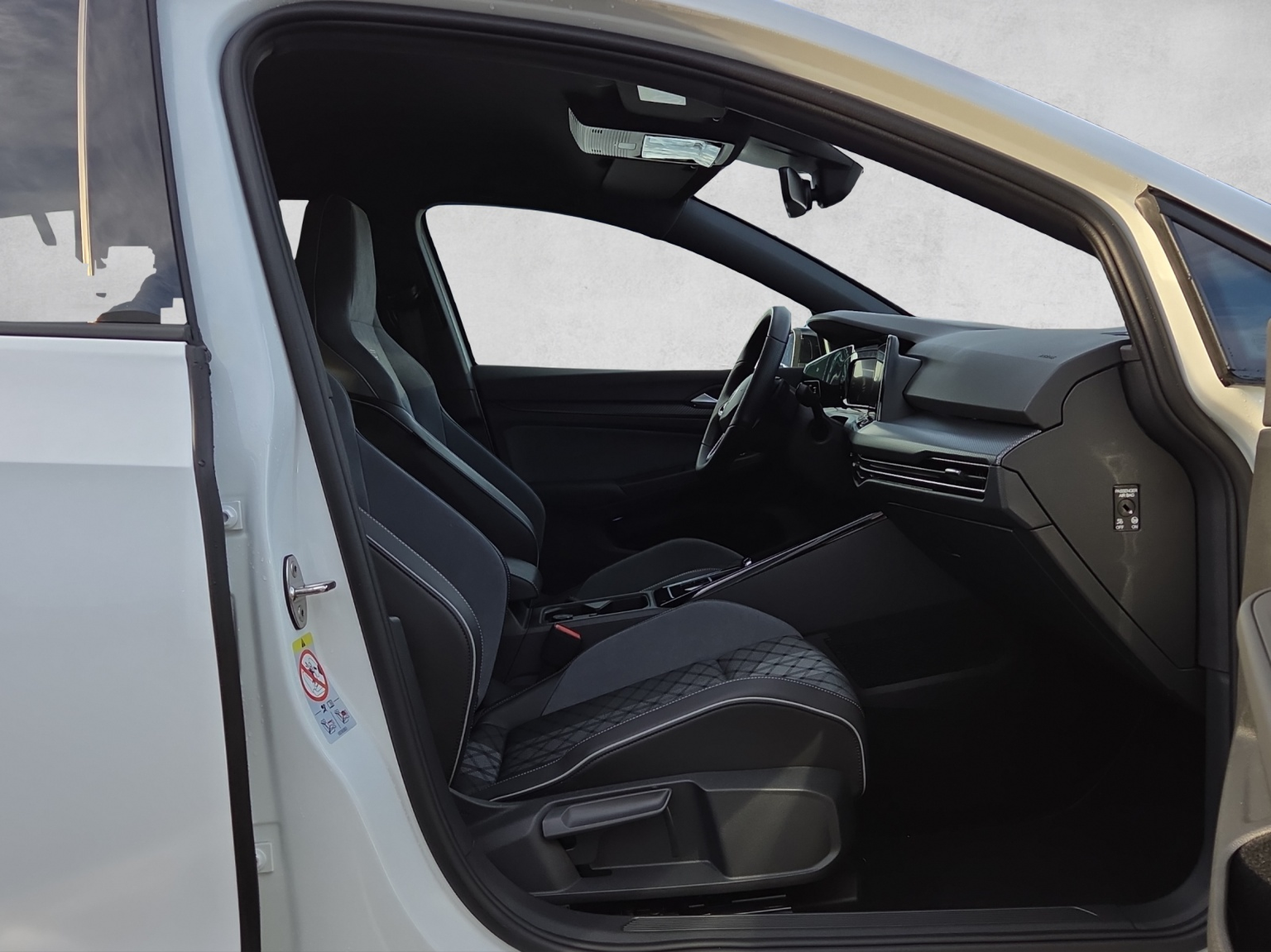 VW Golf 1.5 eTSI mHEV ACT R-Line 75 Edition DSG