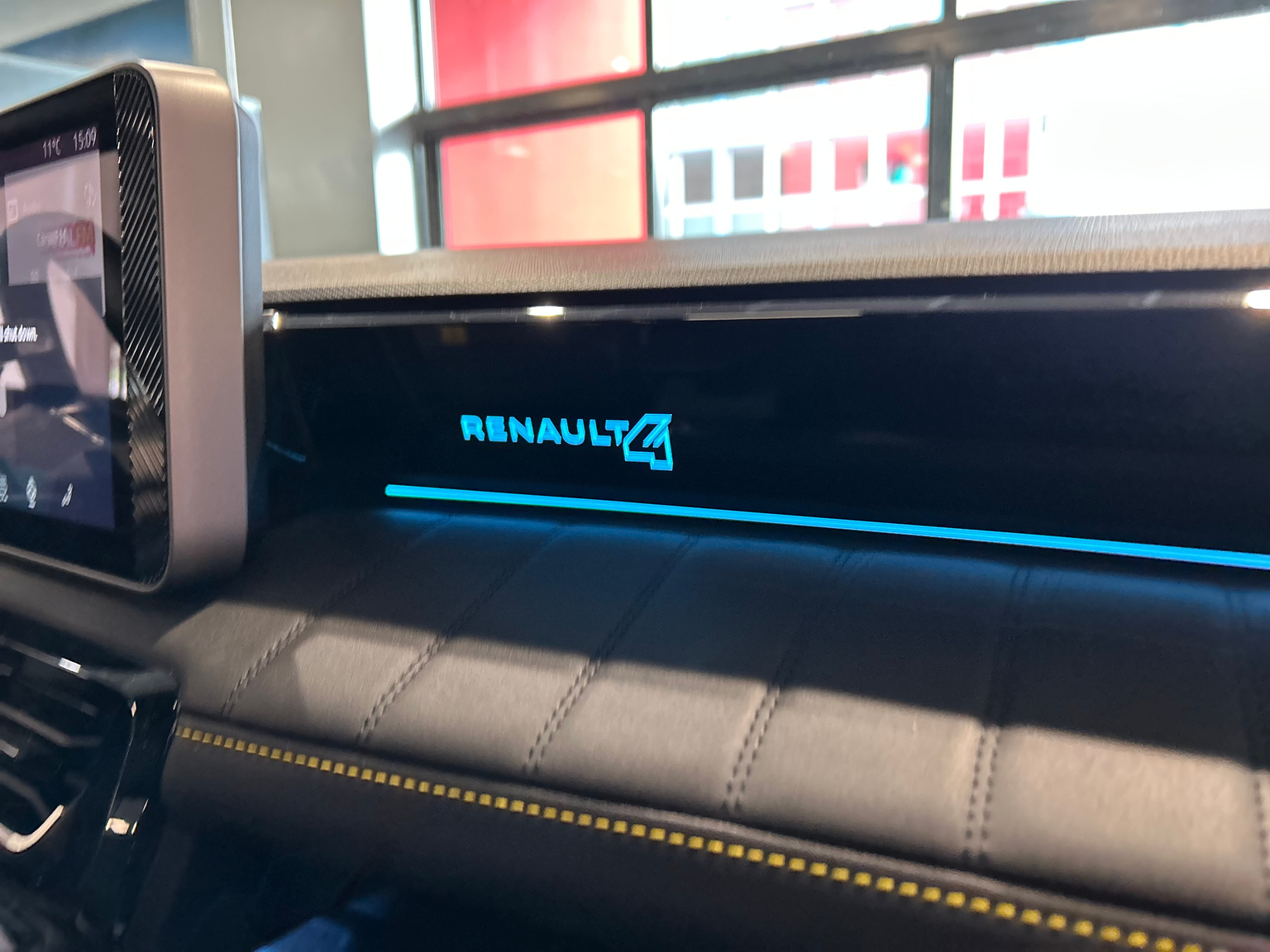 RENAULT R4 E-Tech Comfort Range 52 kWh Iconic