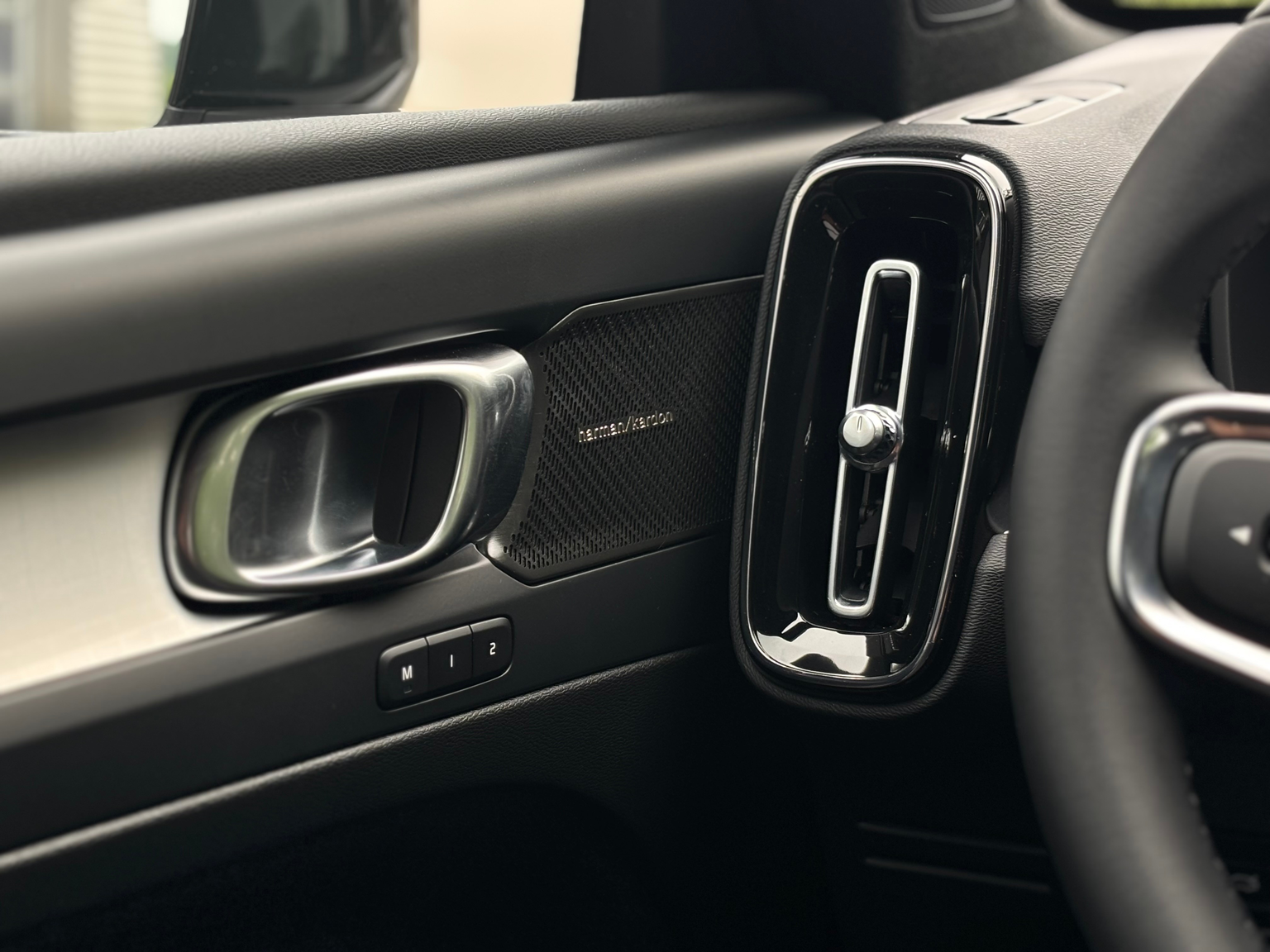 VOLVO XC40 2.0 B4 MH Plus Dark