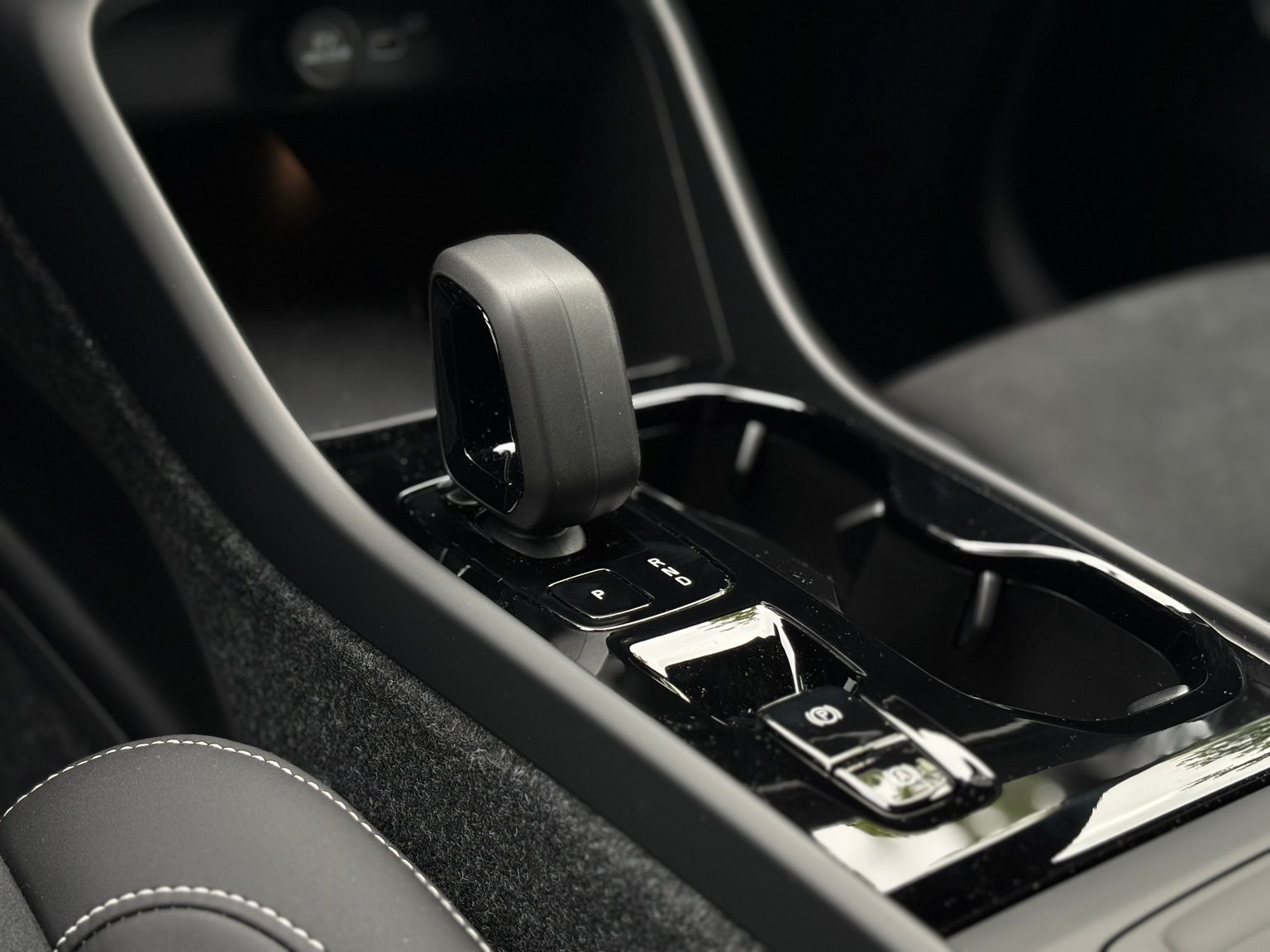 VOLVO XC40 2.0 B4 MH Plus Dark