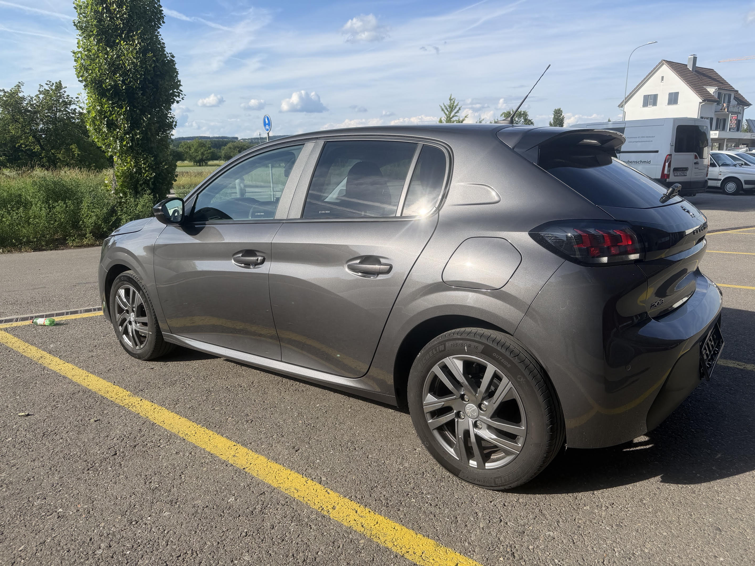 PEUGEOT 208
