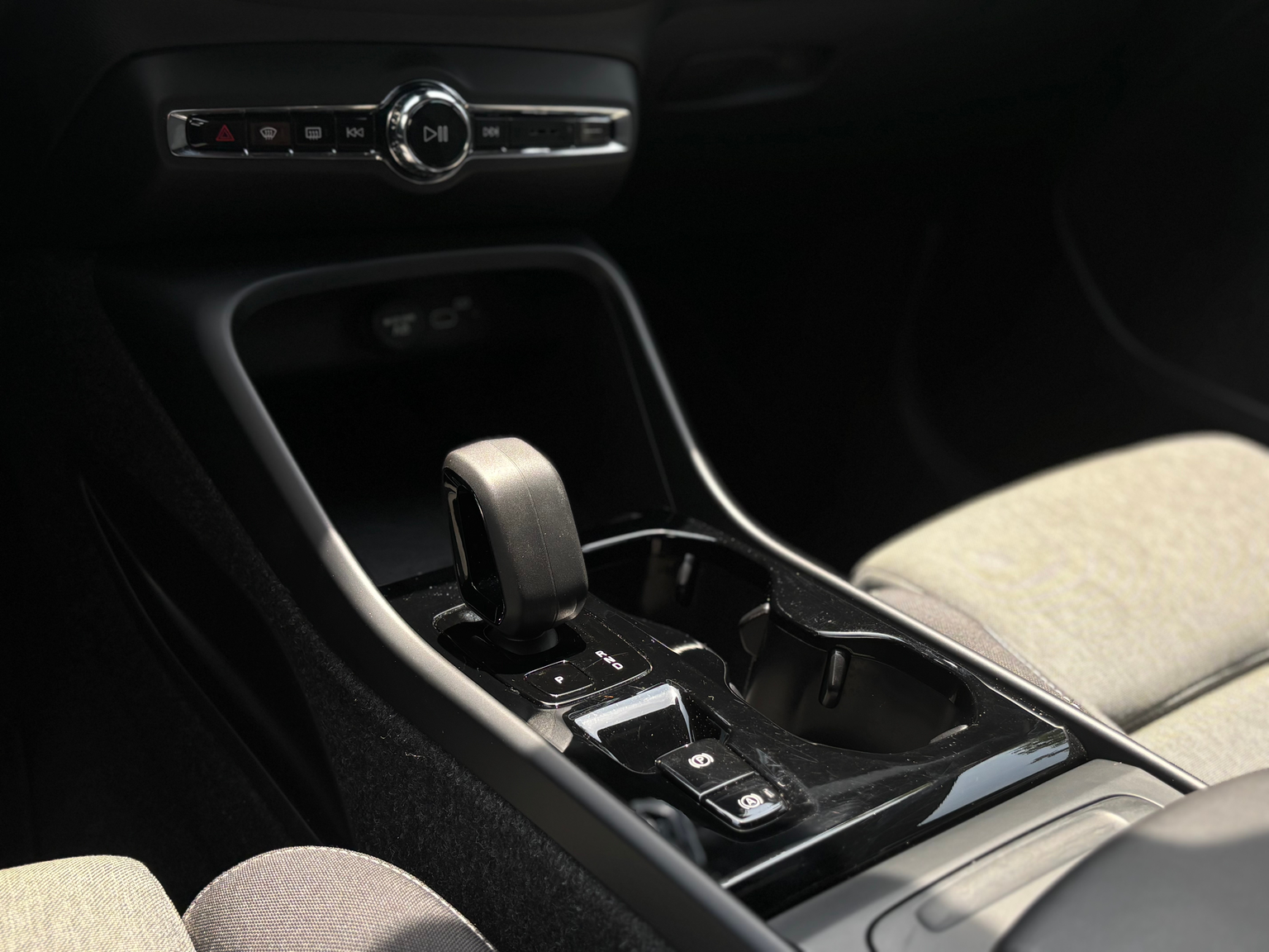 VOLVO XC40 2.0 B4 MH Plus Dark