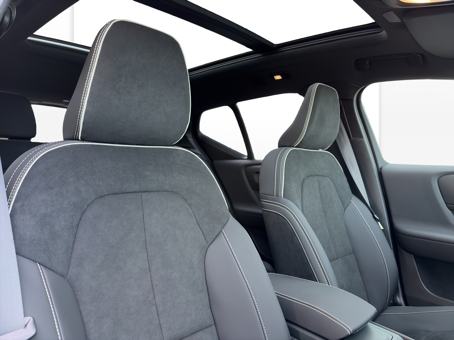 VOLVO XC40 2.0 B4 MH Black Edition