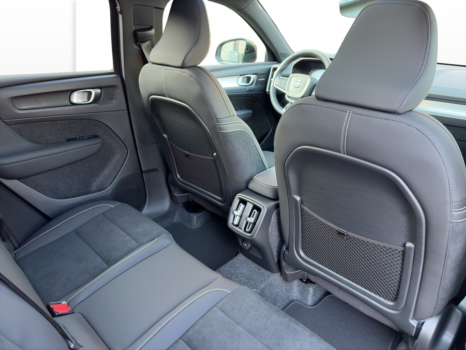 VOLVO XC40 2.0 B4 MH Black Edition