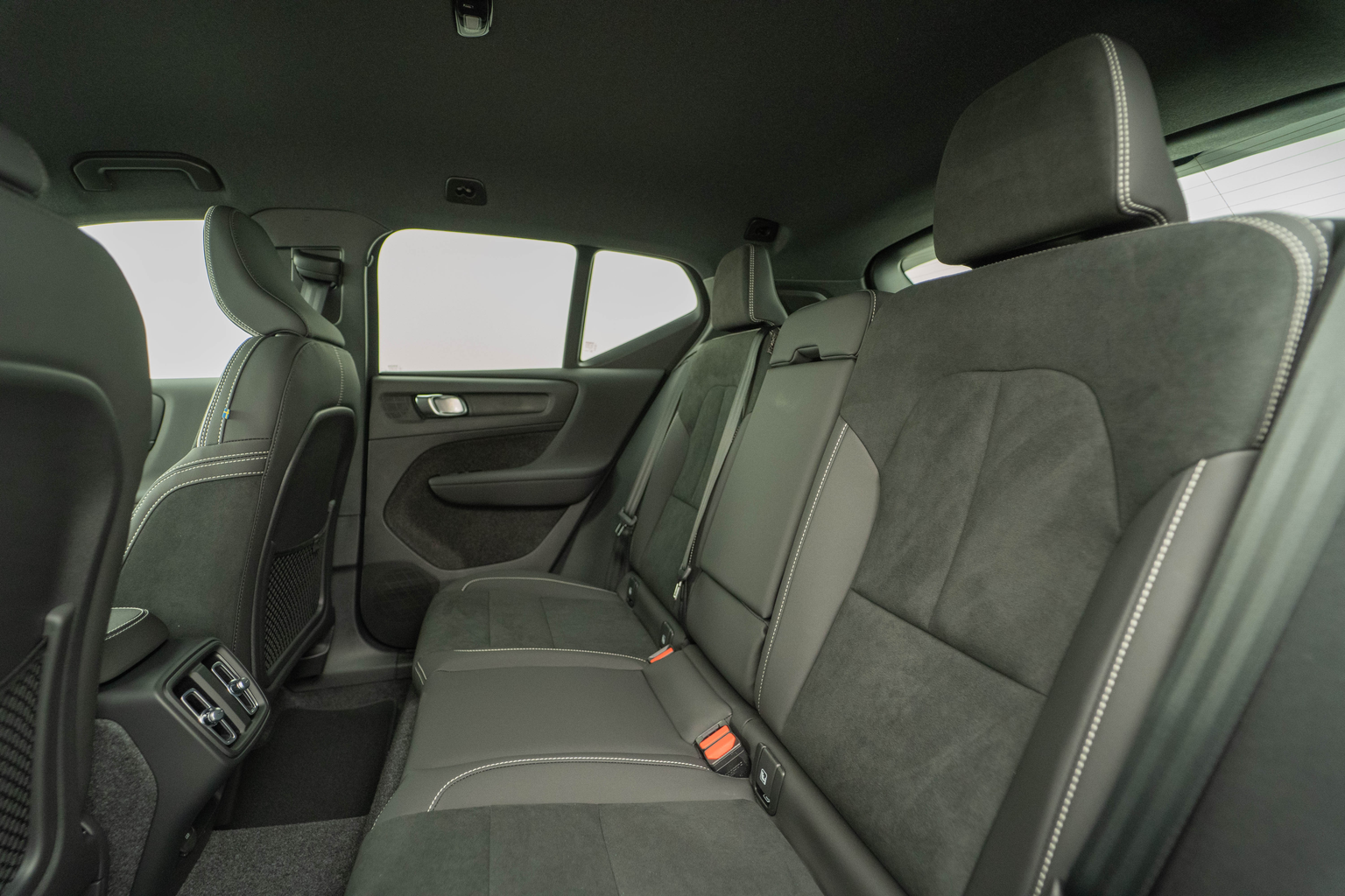 VOLVO XC40 2.0 B3 MH Plus Dark