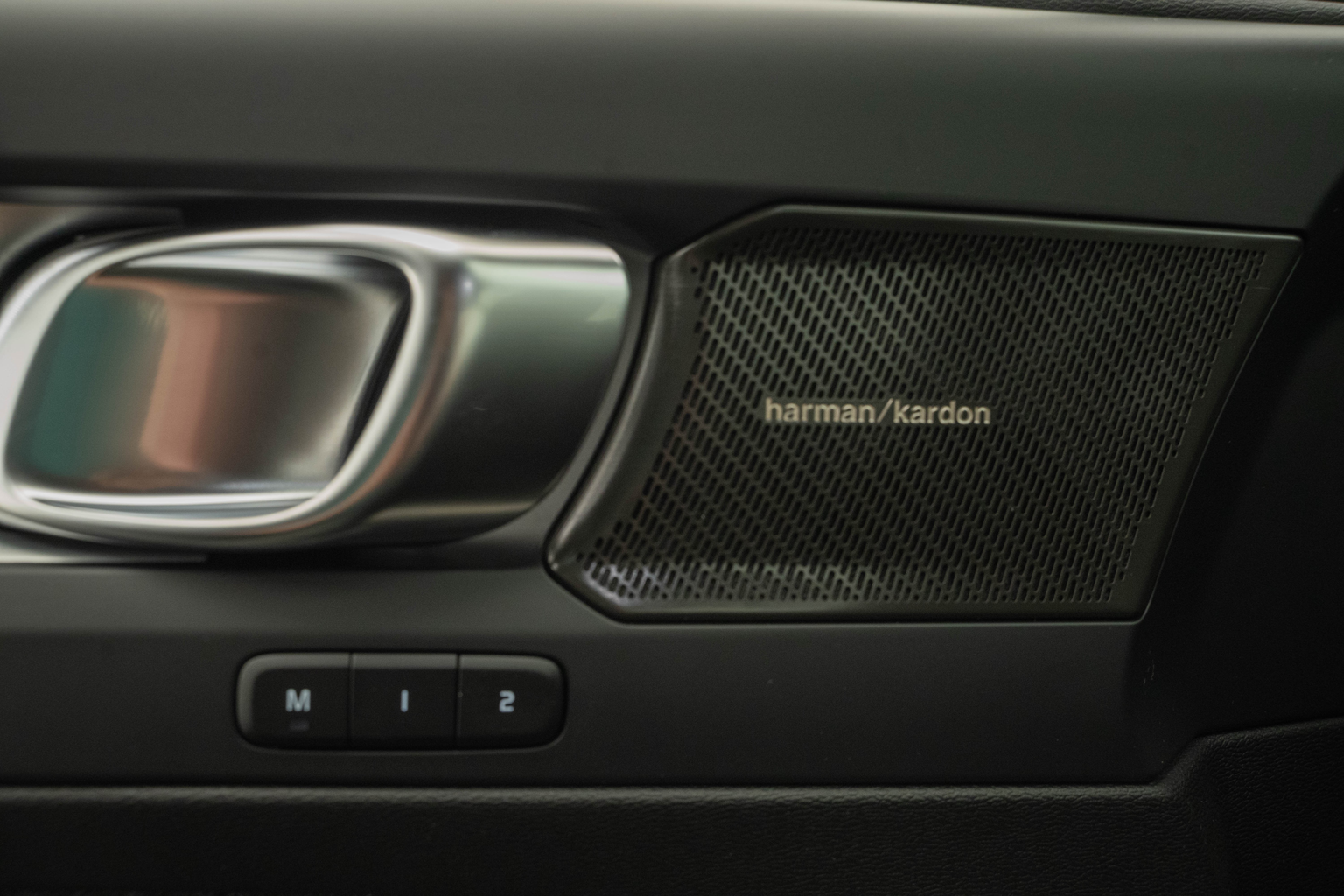VOLVO XC40 2.0 B3 MH Plus Dark