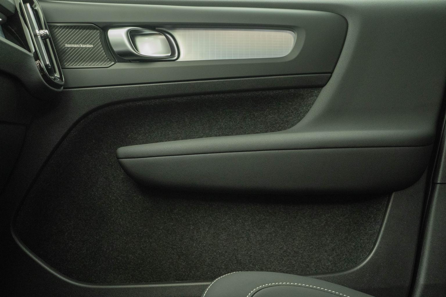 VOLVO XC40 2.0 B3 MH Plus Dark