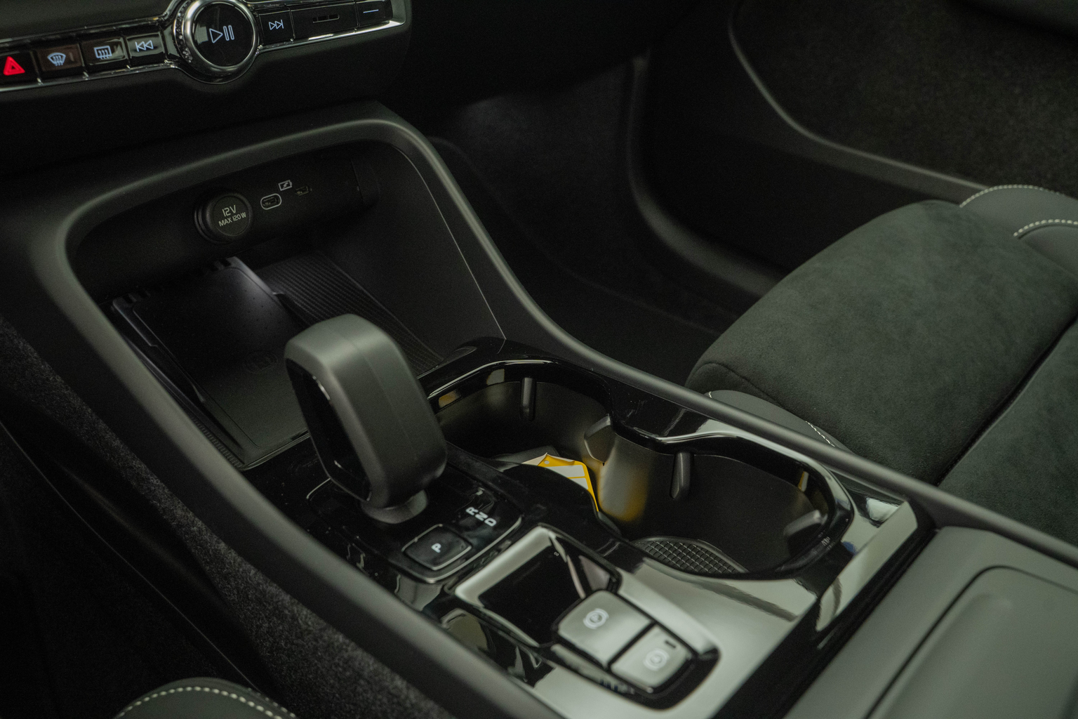 VOLVO XC40 2.0 B3 MH Plus Dark