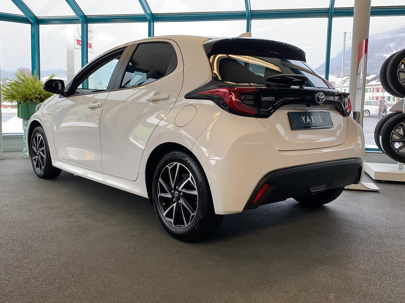 TOYOTA Yaris 1.5 VVT-i HSD Trend