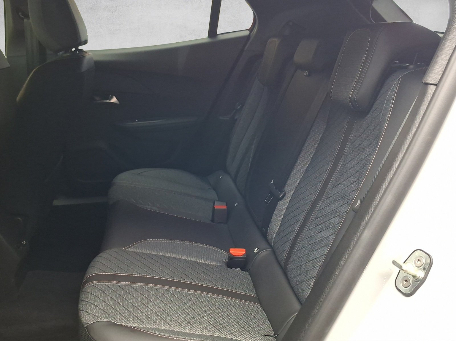 PEUGEOT 2008 1.2 Hybrid Allure