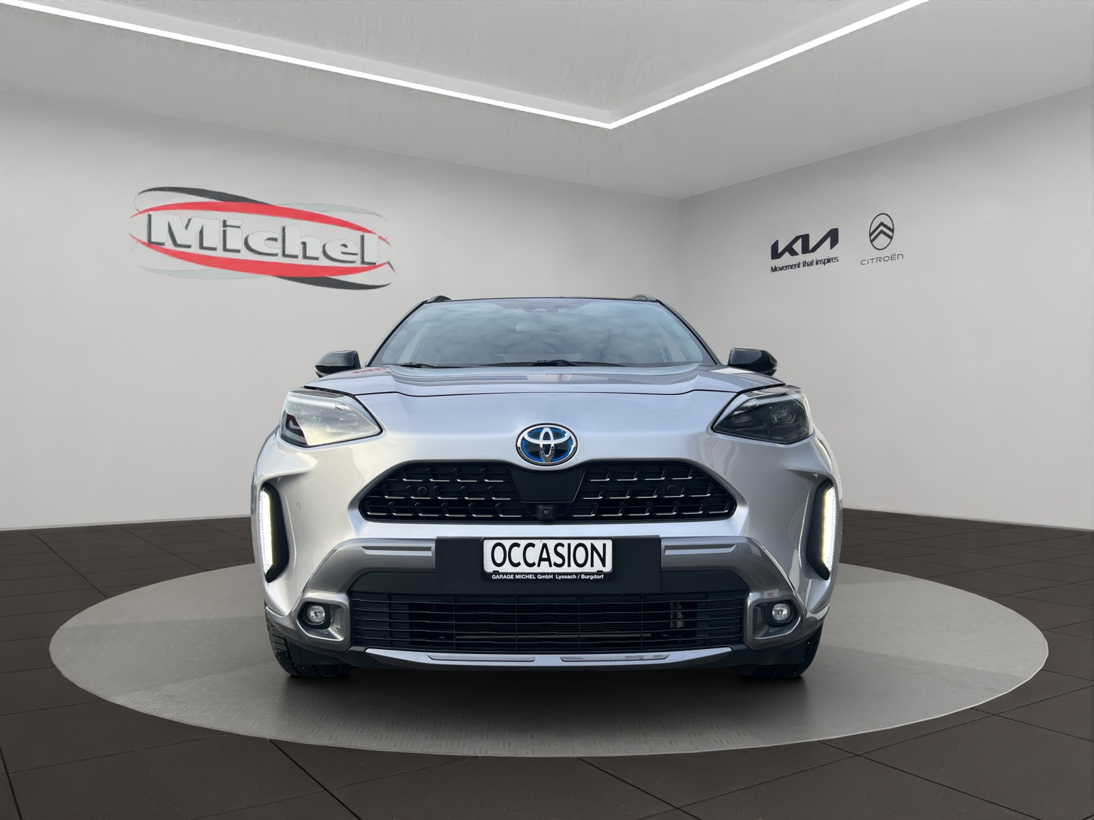 TOYOTA Yaris Cross 1.5 Adventure e-CVT AWDi / Panorama-Glasdach / Navigation / Head-Up Display / Heckklappe elektrisch